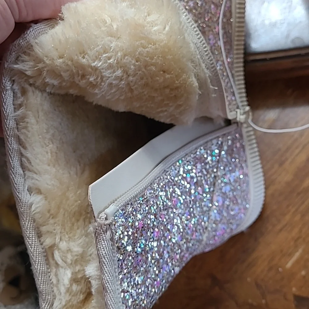 New with tags! Cat & Jack Holland Girls 4 gold glitter winter boot faux fur